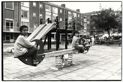 404496 Afbeelding van twee kinderen op de wip op de speelplaats aan de Huize De Geerlaan te Utrecht.
